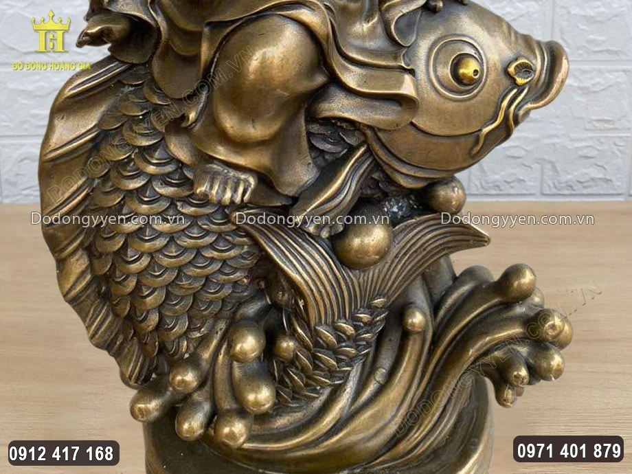 H&igrave;nh ảnh con c&aacute; ch&eacute;p vượt qua từng đợt s&oacute;ng dữ